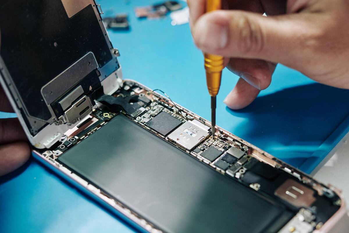 Los fabricantes de dispositivos electrónicos ven con malos ojos que sus productos sean arreglados por expertos no autorizados.
