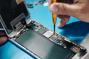 Los fabricantes de dispositivos electrónicos ven con malos ojos que sus productos sean arreglados por expertos no autorizados.