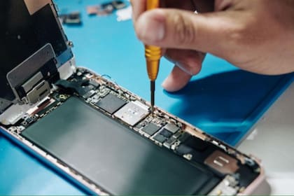 Los fabricantes de dispositivos electrónicos ven con malos ojos que sus productos sean arreglados por expertos no autorizados