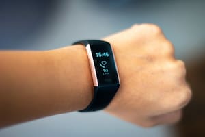 Los fabricantes de relojes inteligentes buscan sumar su aporte con datos registrados por sus dispositivos para desarrollar soluciones y contener la transmisión del coronavirus covid-19