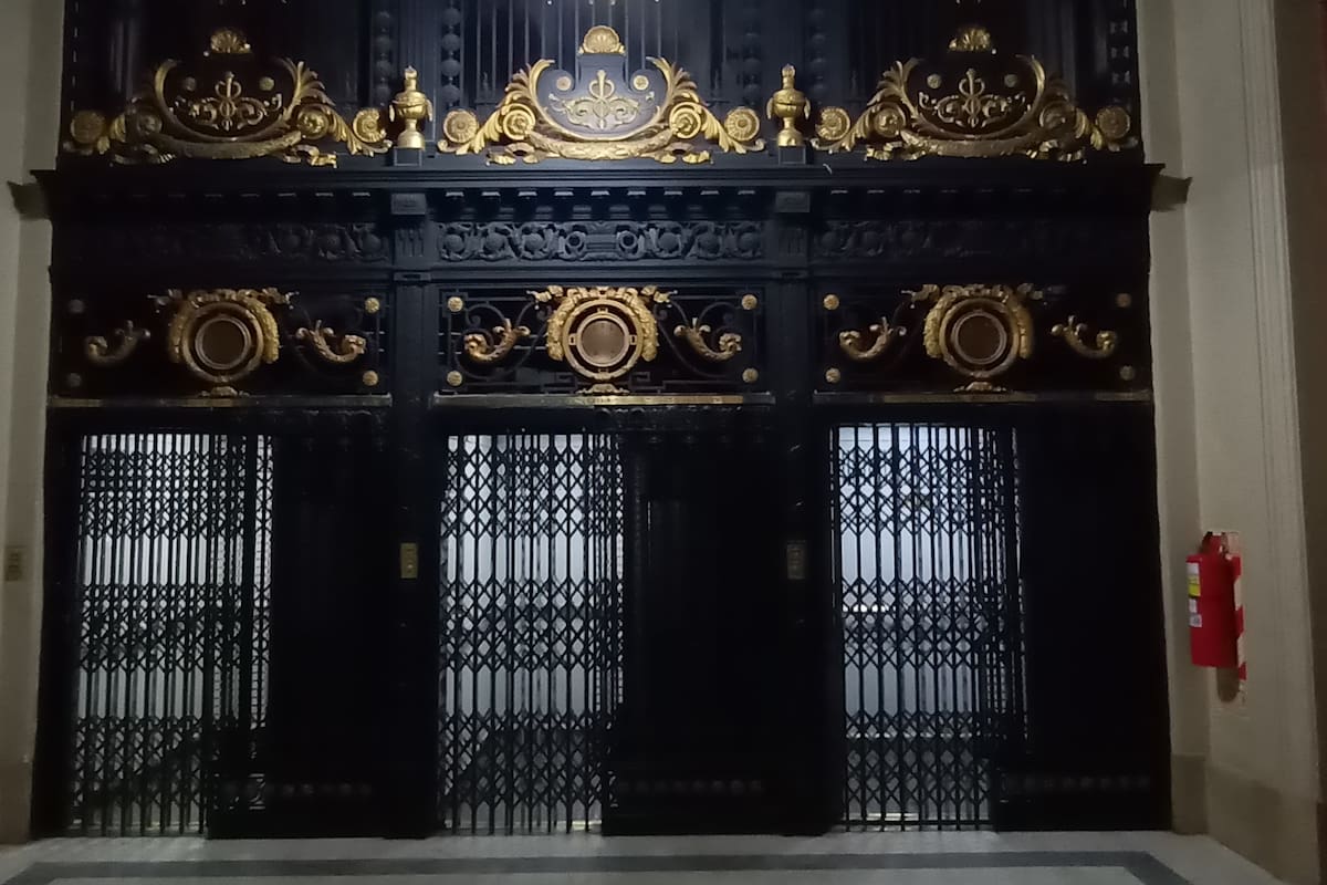 Los fabulosos ascensores de industria nacional de la Bolsa de Comercio de Buenos Aires; hace años, el presidente de la entidad tenía un ascensor para él solo