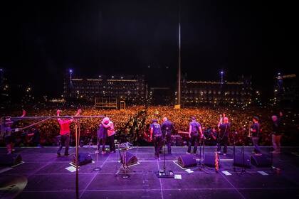 Los Fabulosos Cadillacs reunieron a 300.000 personas en la Plaza del Zócalo de México en un histórico show en junio