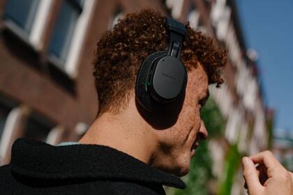 Los Fairbuds XL son auriculares inalámbricos que se pueden desarmar en once partes; están diseñados para ser reparados en forma sencilla y así extender su vida útil