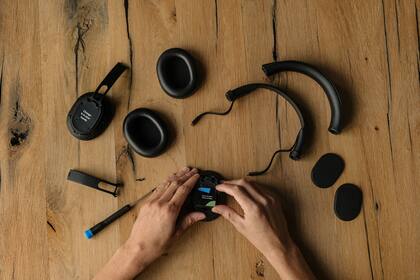 Los Fairbuds XL son auriculares inalámbricos que se pueden desarmar en once partes; están diseñados para ser reparados en forma sencilla y así extender su vida útil