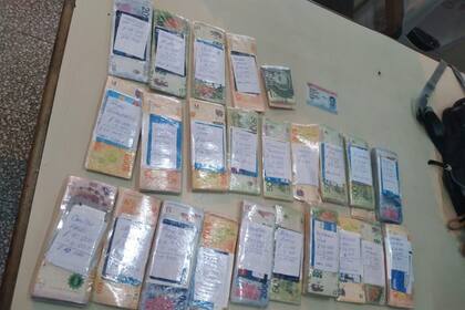 Los fajos de dinero incautados, no superan los 500 mil pesos.