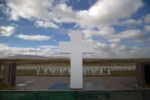 Los familiares de 90 soldados llegaron al cementerio de Darwin