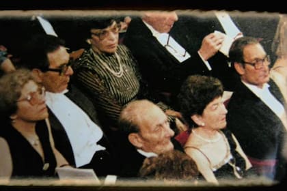 Los familiares de César Milstein, ataviados como la ocasión lo amerita, contemplan la entrega del Premio Nobel en Estocolmo