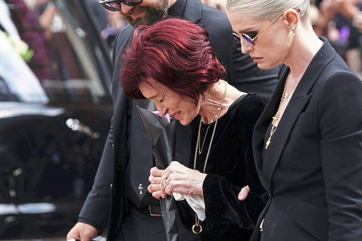Los familiares de la verdadera leyenda del heavy meta, fJack Osbourne, Sharon Osbourne and Kelly Osbourne fueron parte centrales de la despedida que la ciudad de Birmingham despidió a esta personalidad emblema de la música