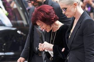Multitudinaria despedida a Ozzy Osbourne: el llanto desconsolado de Sharon y los cánticos de toda una ciudad