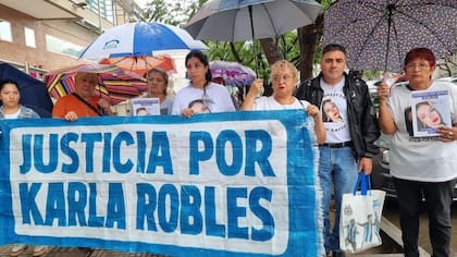 Los familiares de la víctima exigen la "Ley Karla Robles", para aumentar las penas y otorgar protección policial inmediata