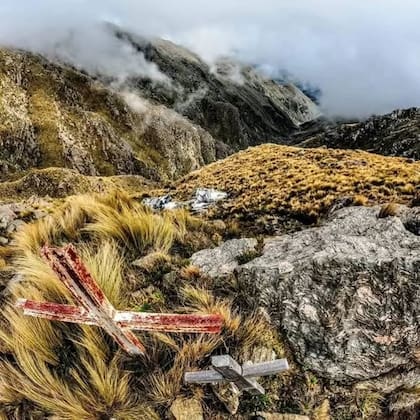 Los familiares de las víctimas armaron una especie de santuario en el cerro (Foto: @natanaelpaolucci)