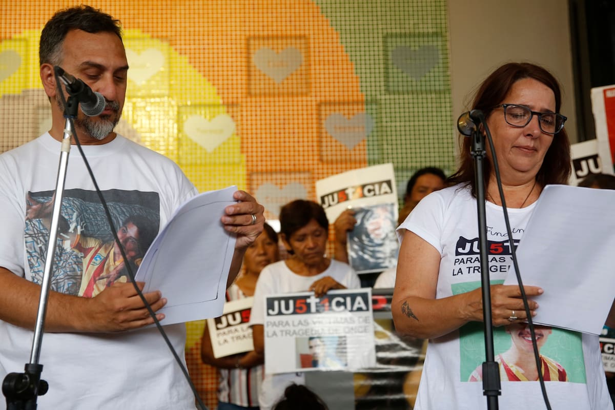 Los familiares de las víctimas, ayer, en el andén 1 de Once