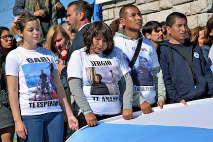 Los familiares de los marinos en la base de Mar del Plata