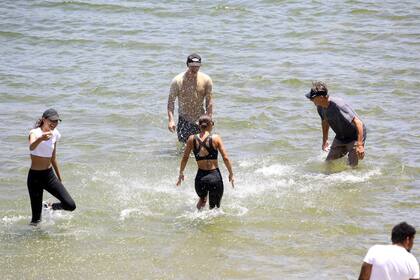 Los familiares de Naya Rivera le rinden tributo en el lago en que perdió la vida