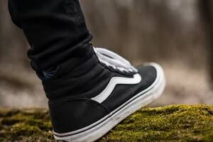 Los familiares del adolescente buscan a alguien que fabrique zapatos de gran tamaño a precios accesibles