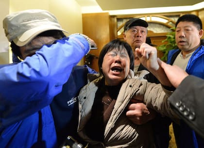 Familiares de los pasajeros del avión MH370 de Malaysia Airlines, al enterarse de la catástrofe