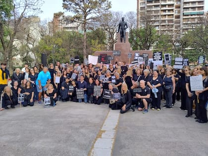 Los familiares en la Plaza Manuel Belgrano
