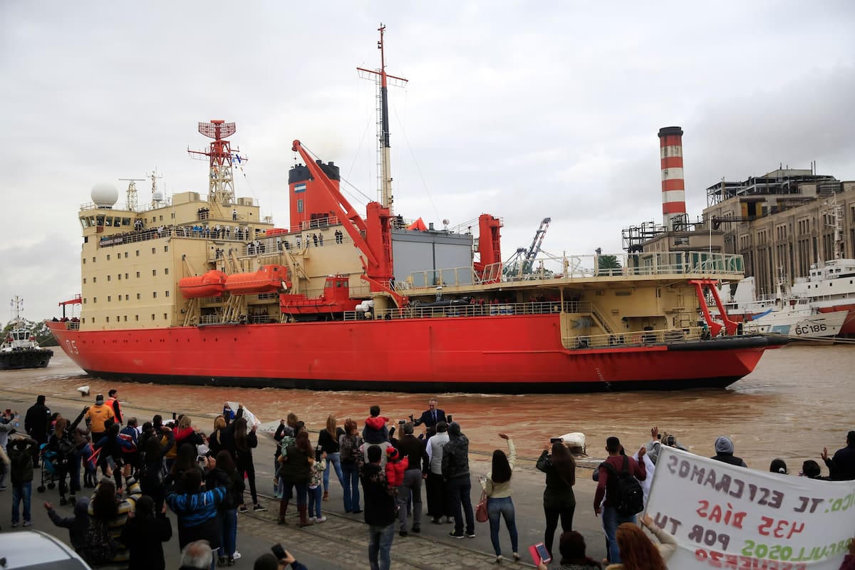Los familiares esperan a la tripulación en el puerto