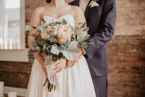 Los familiares más cercanos de los novios suelen acudir a las bodas, pero una pareja sufrió lo peor al no ser considerados como "familia" de un primo