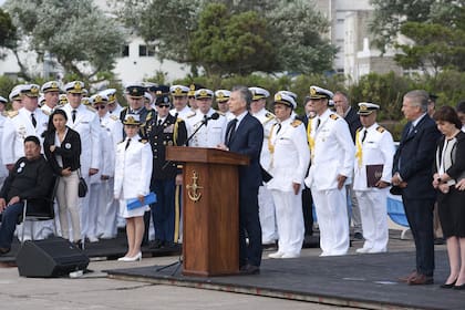 El presidente Mauricio Macri, dos días atrás, a un año de la desaparición del buque, junto a las autoridades de Defensa y Armada