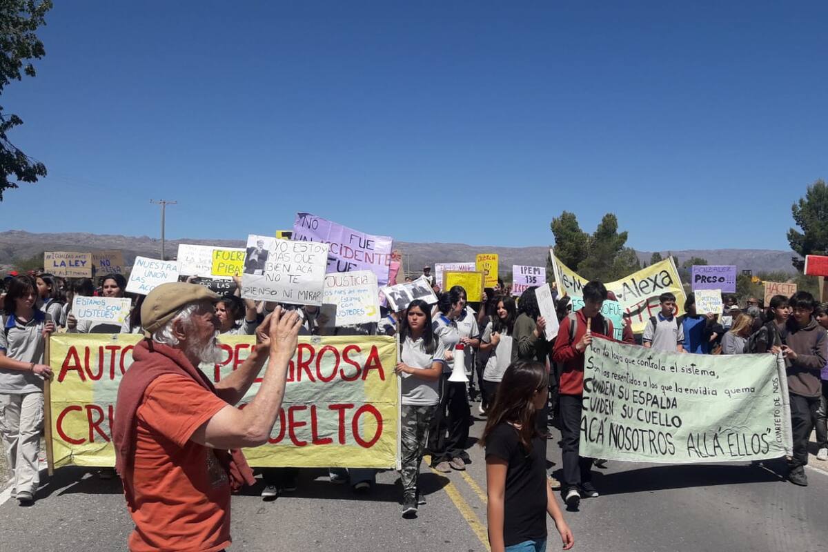 Los familiares y amigos de las chicas internadas reclaman "justicia".