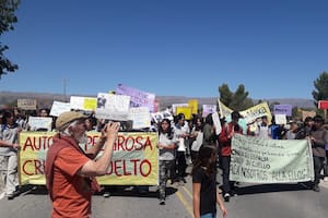 Los familiares y amigos de las chicas internadas reclaman "justicia".