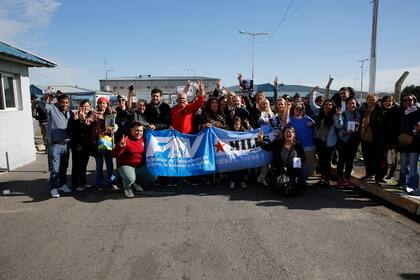 Los familiares y amigos de Luis D''Elía se acercaron a Ezeiza para recibir al dirigente social