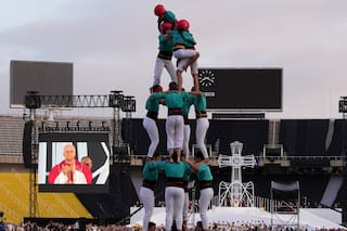 Los famosos castellers de Cataluña saludan al papa León en Barcelona