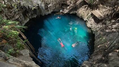 Los famosos cenotes de México se formaron en la piedra caliza debilitada que recubre el cráter