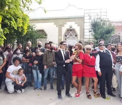 Los fanáticos, caracterizados como los personajes de la película.