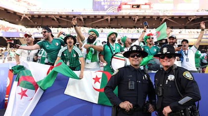 Los fanáticos de Argelia ya ocupan las tribunas en Santa Clara, California. (Photo by Stu Forster / GETTY IMAGES NORTH AMERICA / Getty Images via AFP)