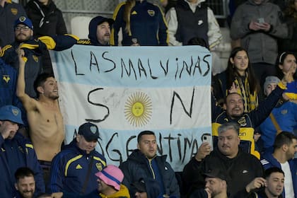 Los fanáticos de Boca con la bandera de "Las Malvinas son Argentinas"