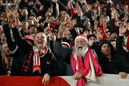 Los fanáticos de Estudiantes se hacen sentir antes del inicio del partido por la Copa Libertadores ante Flamengo, en La Plata