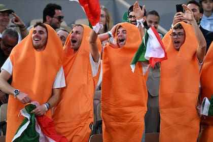 Los fanáticos de Jannik Sinner, vestidos como zanahorias y bautizados "Carota Boys", gesticulando durante el partido del italiano y el francés Alexandre Muller, en el segundo día de Roland Garros