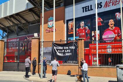 Los fanáticos de Liverpool cuestionaron duramente al club por el anuncio de su ruptura con la UEFA y la FIFA