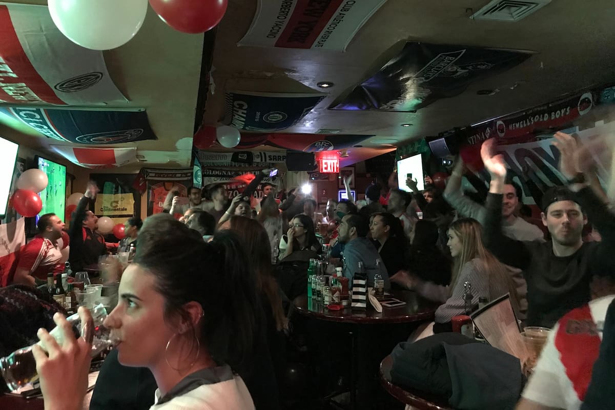 Los fanáticos de River palpitan el superclásico desde la filial en Nueva York