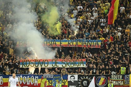 Los fanáticos de Rumania mostraron una bandera con la leyenda "Kosovo es Serbia", lo que derivó en el enojo de los jugadores kosovares