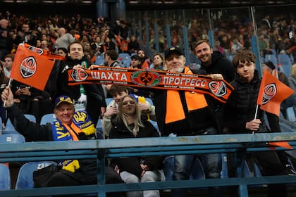 Los fanáticos de Shakhtar Donetsk durante las semifinales de la UEFA Conference League ante Crystal Palace en Polonia
