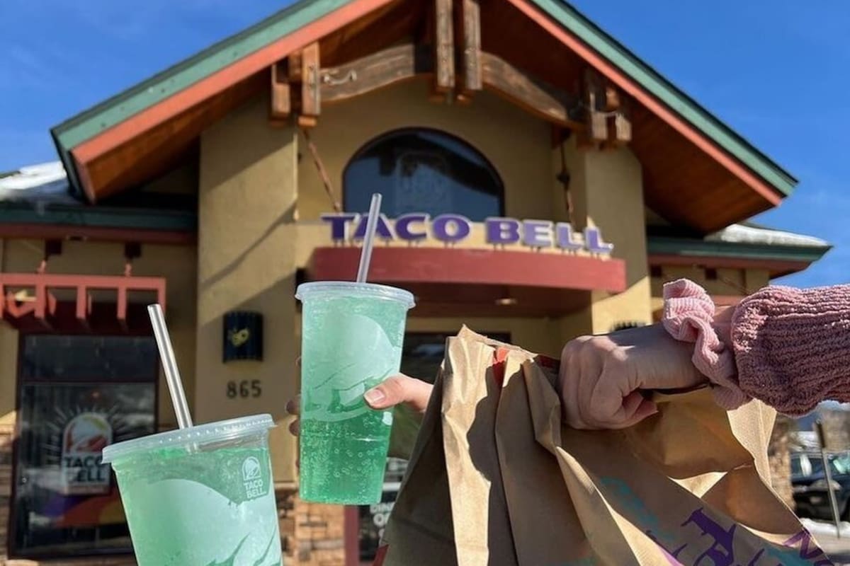 Los fanáticos de Taco Bell tendrán que despedirse pronto de la quesadilla de salchicha y el wrap crujiente de tocino, y buscar otro lugar para desayunar (Archivo)