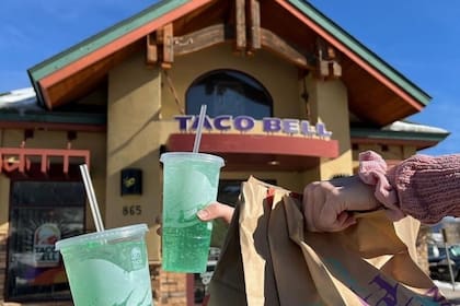 Los fanáticos de Taco Bell tendrán que despedirse pronto de la quesadilla de salchicha y el wrap crujiente de tocino, y buscar otro lugar para desayunar (Archivo)