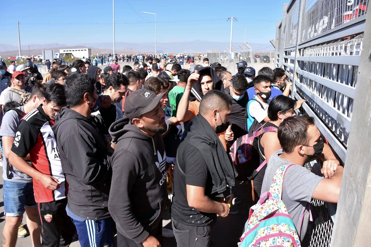 Los fanáticos del seleccionado argentino se concentraban esta mañana masivamente en las afueras del autódromo El Villicum y también en la web en busca de un ticket para el superclásico de mañana ante Brasil