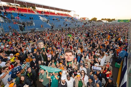 Los fanáticos invadieron la pista con los vehículos todavía rodando