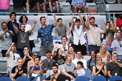 El Australian Open, que permite el ingreso reducido del público, lució tribunas pobladas en el John Cain Arena, el estadio donde Kyrgios logró el pasaje para la tercera ronda.