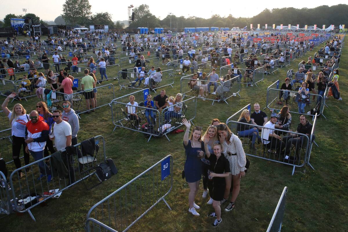 Los fanáticos ocupan espacios separados para forzar el distanciamiento social, antes del concierto de rock Sam Fender en el Virgin Money Unity Arena, un lugar emergente para el concierto en Gosforth Park, Newcastle, norte de Inglaterra, el martes 11 de agosto de 2020