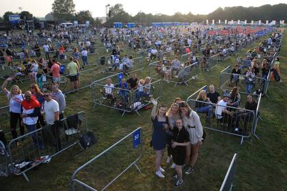 Los fanáticos ocupan espacios separados para forzar el distanciamiento social, antes del concierto de rock Sam Fender en el Virgin Money Unity Arena, un lugar emergente para el concierto en Gosforth Park, Newcastle, norte de Inglaterra, el martes 11 de agosto de 2020