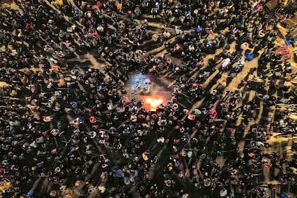 Los fanáticos se congregan alrededor del fuego y la imagen del Indio Solari grabada en el suelo