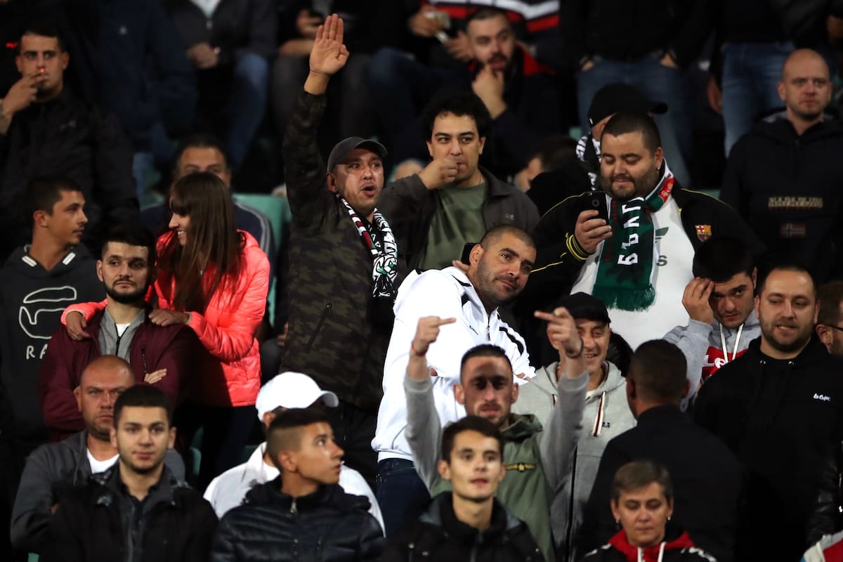 Los fans de Bulgaria hicieron gestos que obligaron a dos interrupciones del encuentro