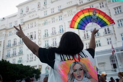 Los fans de Madonna llevan varios días recorriendo la avenida costanera de Copacabana, en Río de Janeiro, y se asoman al hotel donde está alojada la cantante, frente al escenario donde se presentará esta noche