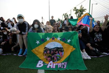 Los fans que se congregaron en Chuncheon para ver a sus ídolos tras ser dados de baja del servicio militar obligatorio