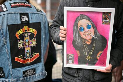 Los fans salieron a las calles con las imágenes de Ozzy que atesoraban en sus casas